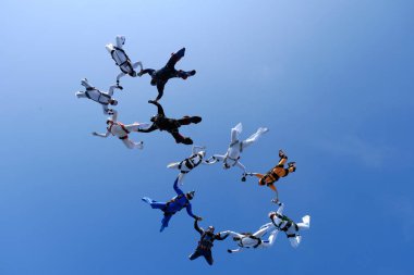 Gökyüzünde bir skydiving oluşumdur.