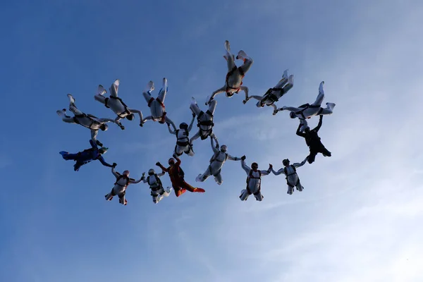 跳伞者在天空中形成了一个阵型 — 图库照片