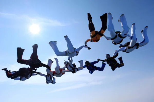 Gökyüzünde bir skydiving oluşumdur.