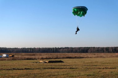 Gökyüzünde bir paraşüt var..