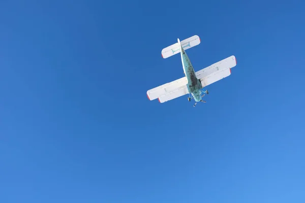 Ett Flygplan Den Blå Himlen — Stockfoto