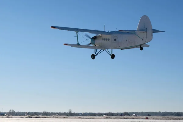 Hiver Dans Nord Biplan Vient Décoller Vole Vers Ciel Bleu — Photo