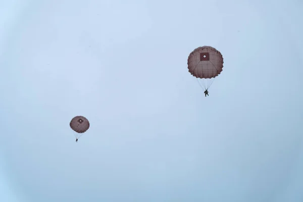 Dois Pára Quedistas Estão Céu — Fotografia de Stock