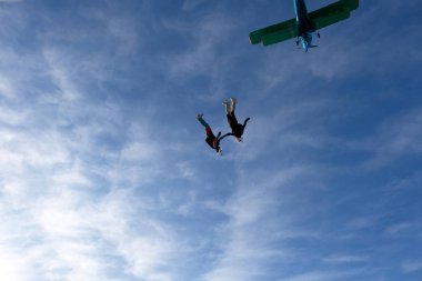 İki skydivers sadece uçaktan atladı.