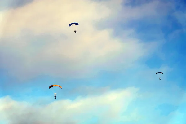 Los Paracaídas Están Cielo — Foto de Stock