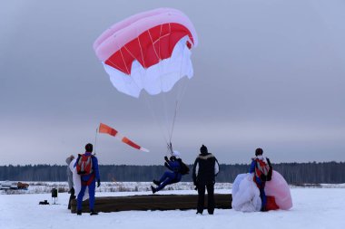 Paraşütle atlama. Açılış doğruluk. Skydiver mindere iniyor.
