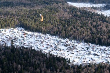 Paraşütle atlama. Bir paraşüt karlı zemin..