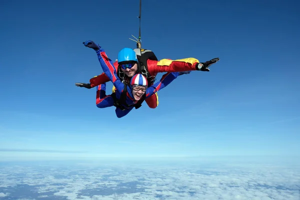 Tandem Parachutespringen Grote Man Een Kleine Vrouw Vliegen Lucht Samen — Stockfoto