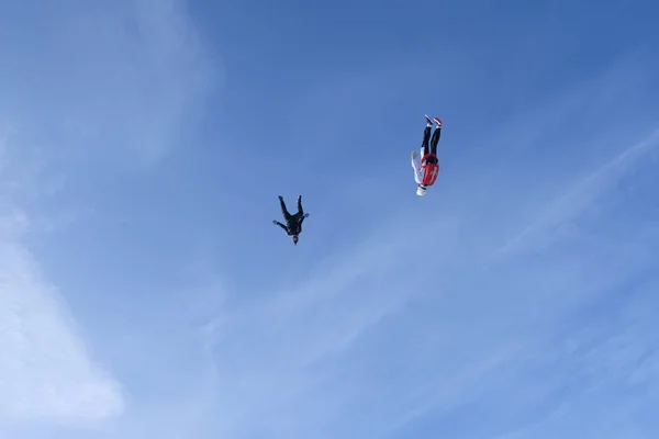 Ομάδα Ελεύθερη Πτώση Αλεξίπτωτο Skydivers Πετούν Σαν Ένα Σμήνος Πουλιών — Φωτογραφία Αρχείου