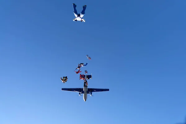 Ομάδα Ελεύθερη Πτώση Αλεξίπτωτο Skydivers Κάνουν Έναν Σχηματισμό Στον Ουρανό — Φωτογραφία Αρχείου