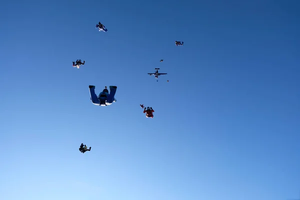 Grupa Skoki Spadochronowe Skydivers Robią Formacji Niebie — Zdjęcie stockowe