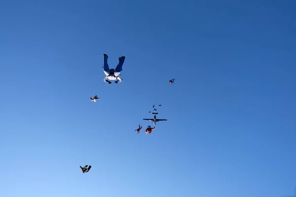 Paracadutismo Gruppo Paracadutisti Stanno Facendo Una Formazione Nel Cielo — Foto Stock