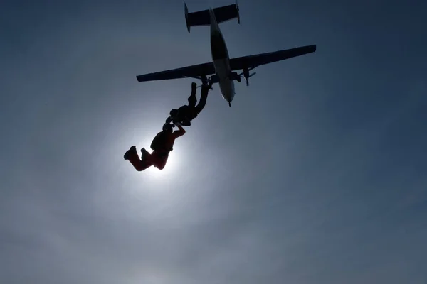 Fallskärmshoppning Två Fallskärmshoppare Utbildning Och Flyger Himlen — Stockfoto