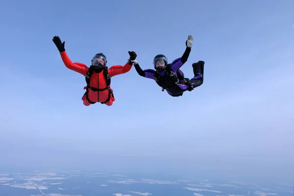 スカイ ダイビング スカイダイバーのトレーニングと空を飛んでいます — ストック写真