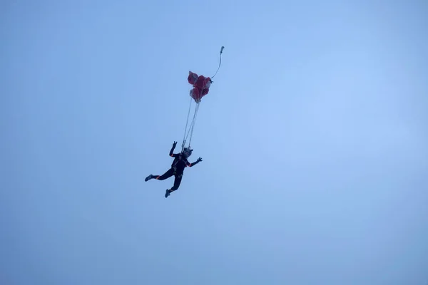 在天空中部署降落伞 — 图库照片