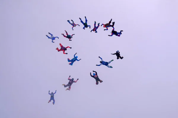 Skydivers Bir Oluşum Bulutlarda Çalışıyorsun — Stok fotoğraf