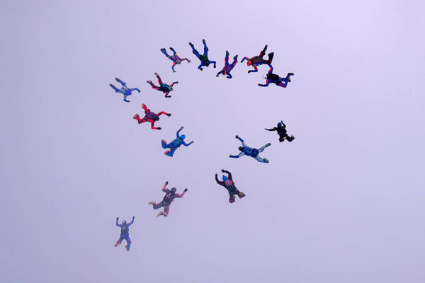 Скайдайверы пытаются сформироваться в облаках.
.