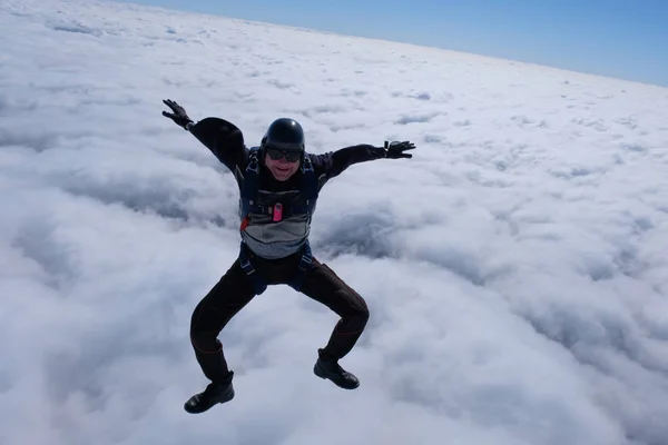 Skydiver Está Sentado Acima Nuvens Brancas — Fotografia de Stock