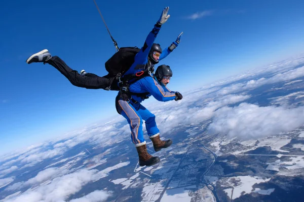 双人跳伞 两个人在蓝天上玩得很开心 — 图库照片