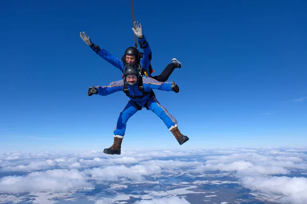 Tandem Skydiving Δύο Παιδιά Διασκεδάζουν Στο Μπλε Του Ουρανού — Φωτογραφία Αρχείου