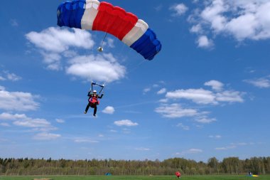 Tandem paraşütle atlama. İki adam iniyor..