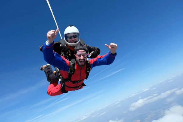 Tandem Skydiving Dwóch Szczęśliwych Mężczyzn Spada Niebo — Zdjęcie stockowe