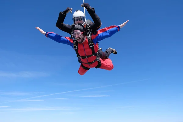 Tandem Skydiving Dwóch Szczęśliwych Mężczyzn Spada Niebo — Zdjęcie stockowe