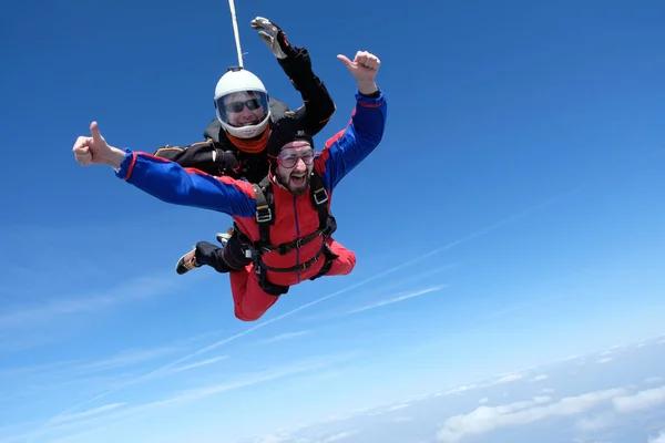 Tandem Skydiving Dwóch Szczęśliwych Mężczyzn Spada Niebo — Zdjęcie stockowe