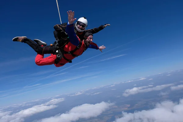 Tandem Skydiving Dwóch Szczęśliwych Mężczyzn Spada Niebo — Zdjęcie stockowe