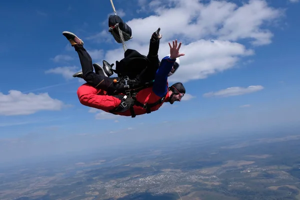 스카이 다이빙 행복한 남자는 하늘에 떨어지고있다 — 스톡 사진