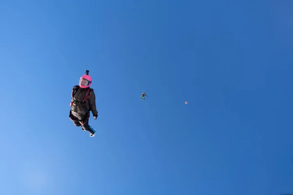 Skydiving Όμορφο Κορίτσι Πετάει Στον Ουρανό — Φωτογραφία Αρχείου