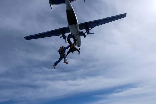 Skydiving Dois Pára Quedistas Estão Voando Perto Belas Nuvens — Fotografia de Stock