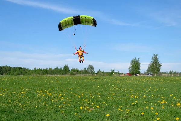 Swoop Skydiving Skydiver Jest Pilotażu Wysokiej Wydajności Spadochron — Zdjęcie stockowe