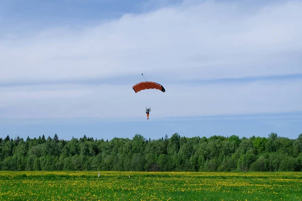 Skydiven Vliegt Een Parachute Door Lucht — Stockfoto