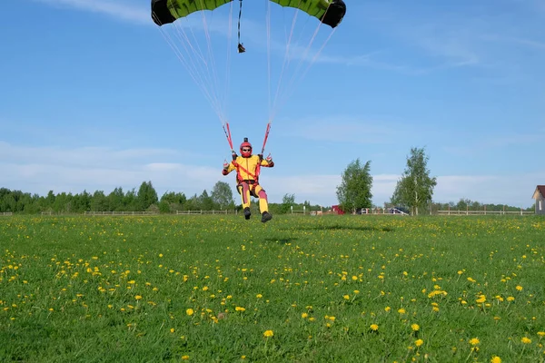 Swoop Skydiving Skydiver Piloting High Performance Parachute — Stock Photo, Image