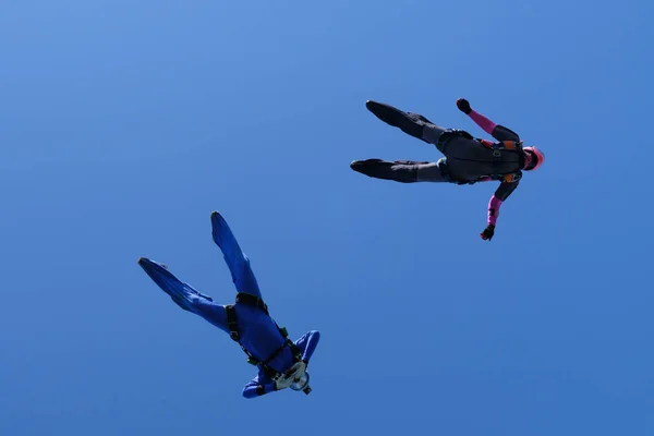 Skydiving Δύο Αλεξιπτωτιστές Πετούν Στον Γαλάζιο Ουρανό Κάτω Όψη — Φωτογραφία Αρχείου