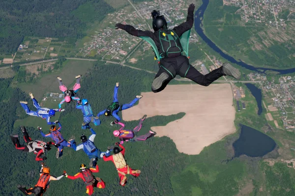 Skydiving Bir Kameraman Gökyüzünde Film Ablut Skydivers Yapıyor — Stok fotoğraf