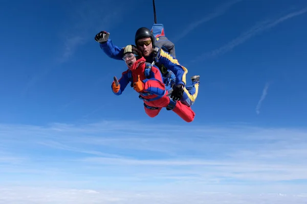 Skydiving. Tandem atlayışı. Erkek ve kadın birlikte gökyüzünde düşüyorlar..