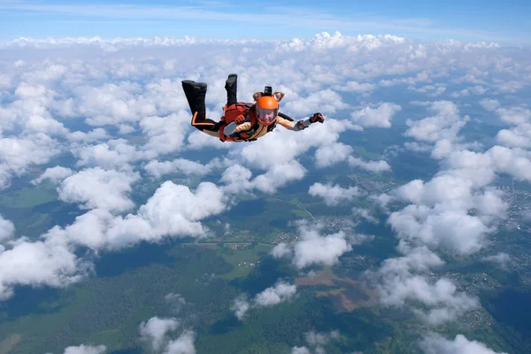 Skydiving. Tilki gibi giyinmiş kız gökyüzünde uçuyor.