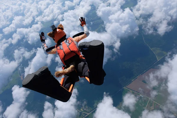 Skydiving Tilki Gibi Giyinmiş Kız Gökyüzünde Uçuyor — Stok fotoğraf