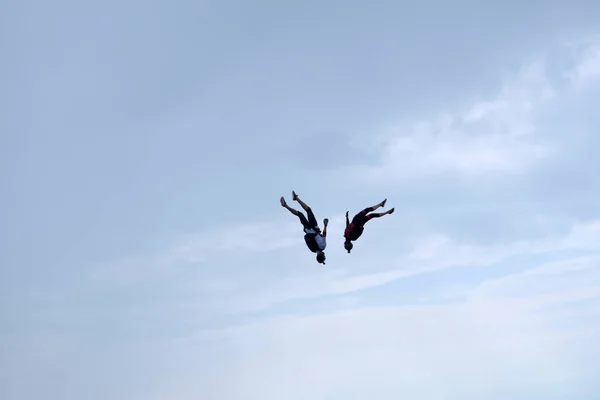 Freestyle Skydiving Two Skydivers Flying Cloudy Sky — Stock Photo, Image