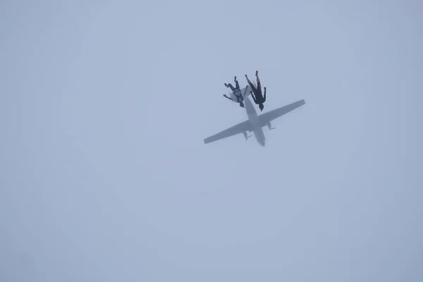 Freestyle Skydiving Dois Paraquedistas Estão Voando Céu Nublado — Fotografia de Stock