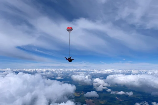 Parachutisme Tandem Les Parachutistes Tombent Dessus Des Nuages Blancs Dans — Photo