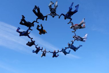 Formasyon paraşütle atlama. Skydivers eğitim ve inanılmaz gökyüzünde uçan.
