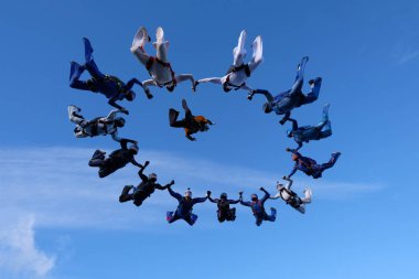 Formasyon paraşütle atlama. Skydivers eğitim ve inanılmaz gökyüzünde uçan.