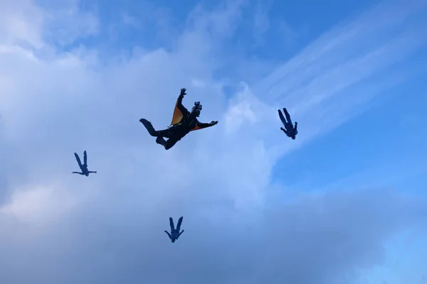 Формування Стрибки Парашутом Скайдайвери Навчання Польоти Дивовижне Небо — стокове фото