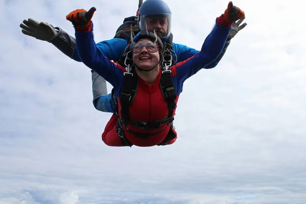 Tandem Atlayışı Aktif Kadın Onun Güçlü Eğitmenbirlikte Gökyüzünde Düşüyor — Stok fotoğraf
