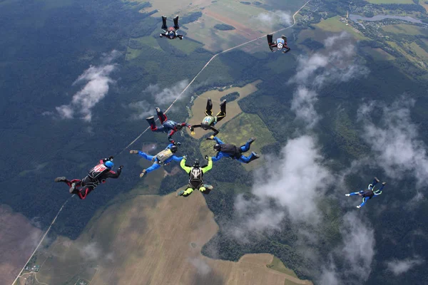 编队跳伞 一群跳伞者在天空中训练 — 图库照片