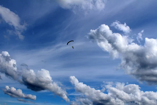 降落伞在令人惊叹的蓝天 — 图库照片