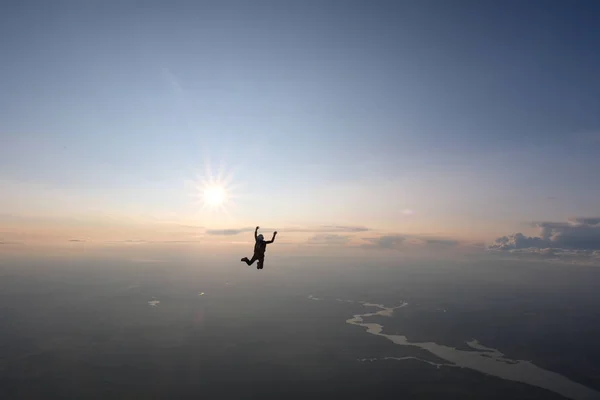 Skydiing var. Skydiver gökyüzünde uçuyor.
